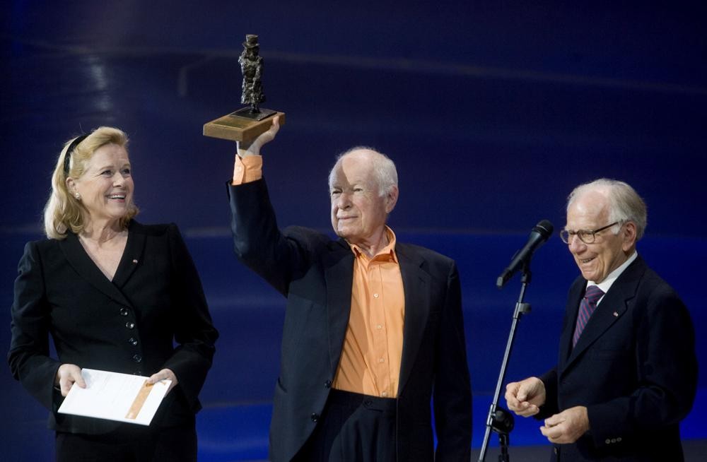 FILE - British theatre director Peter Brook, centre, receives the 2008 Ibsen Award from the committee chairman, actress Liv Ullmann, left, and Henrik Ibsens, at a ceremony in the National Theatre, Oslo, Sunday, Aug. 31, 2008. Brook, a British theater director known for an influential and distinguished career which saw him garner worldwide acclaim, has died. He was 97. The two-time Tony Award winner, who had settled in France since the 1970s, also directed the film adaptations of his best stage works as well as the 1963 release of “Lord of the Flies”. (Kyrre Lien, NTB Scanpix via AP, FIle)